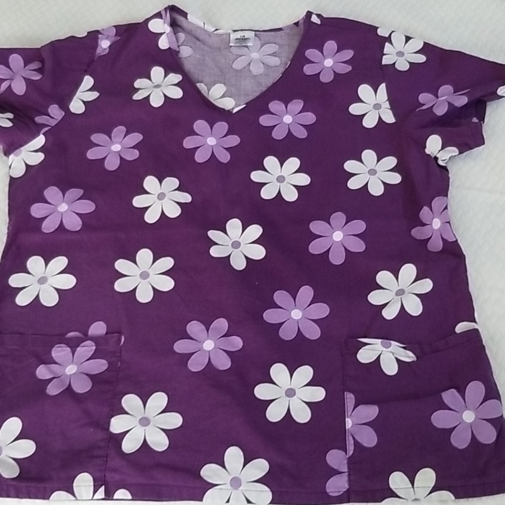 Like new all cotton scrub size large beautiful pur